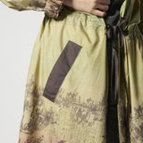 Vestido trench Amiens de la marca V-2026-901, vestido elegante tipo trench en color neutro, con detalles de cinturón y botones.