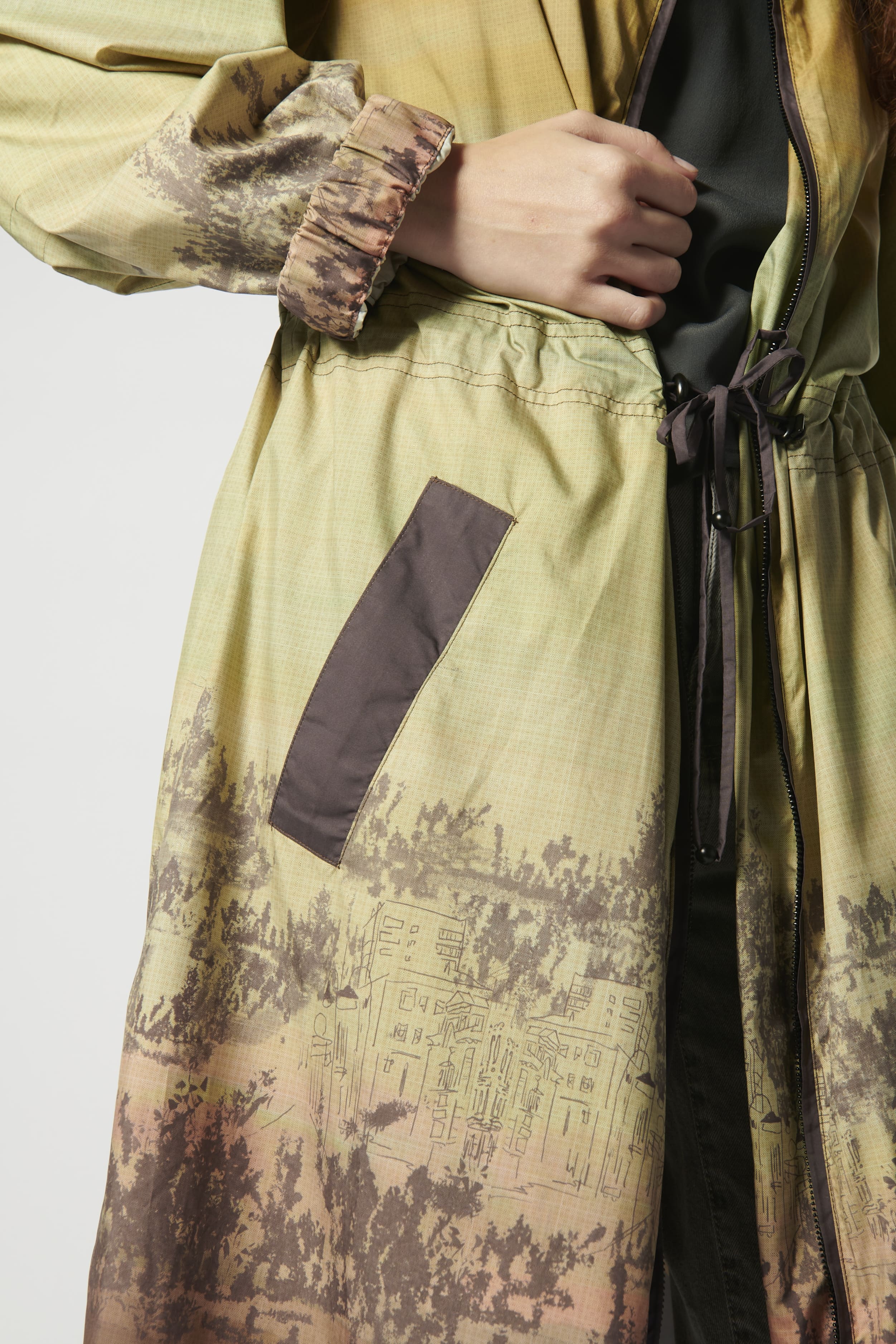 Vestido trench Amiens de la marca V-2026-901, vestido elegante tipo trench en color neutro, con detalles de cinturón y botones.