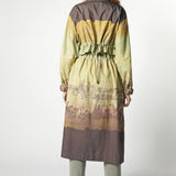 Vestido trench Amiens de la marca V-2026-901, estilo elegante y moderno, en color neutro, mostrado en la imagen.