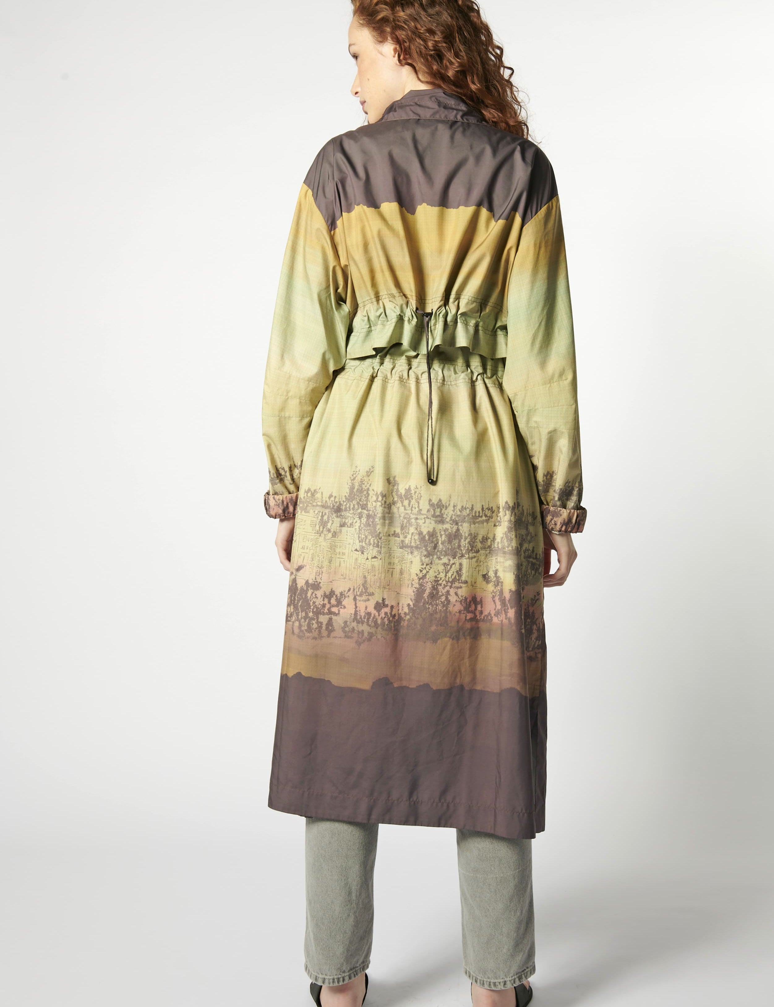 Vestido trench Amiens de la marca V-2026-901, estilo elegante y moderno, en color neutro, mostrado en la imagen.