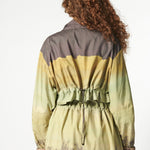 Vestido trench Amiens de la marca V-2026-901, estilo elegante y moderno, con detalles en el diseño.