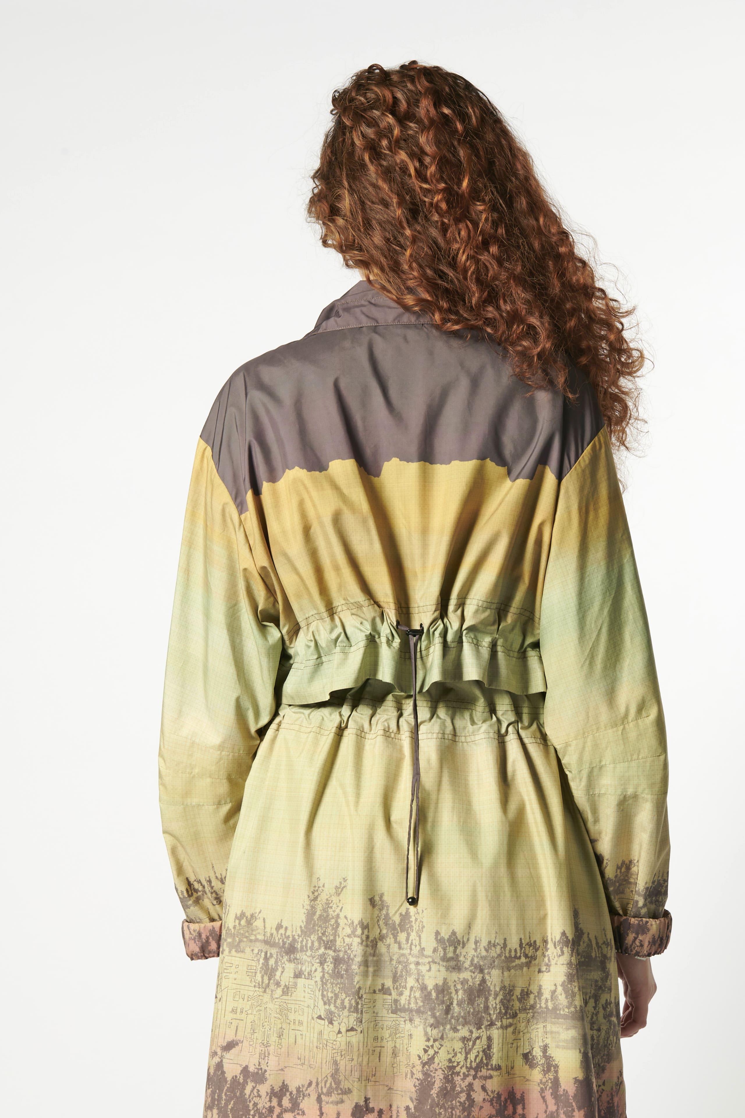 Vestido trench Amiens de la marca V-2026-901, estilo elegante y moderno, con detalles en el diseño.