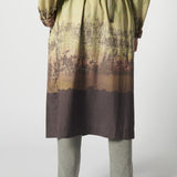 Vestido trench Amiens de la marca V-2026-901, estilo elegante, con diseño clásico y detalles de moda en la imagen.