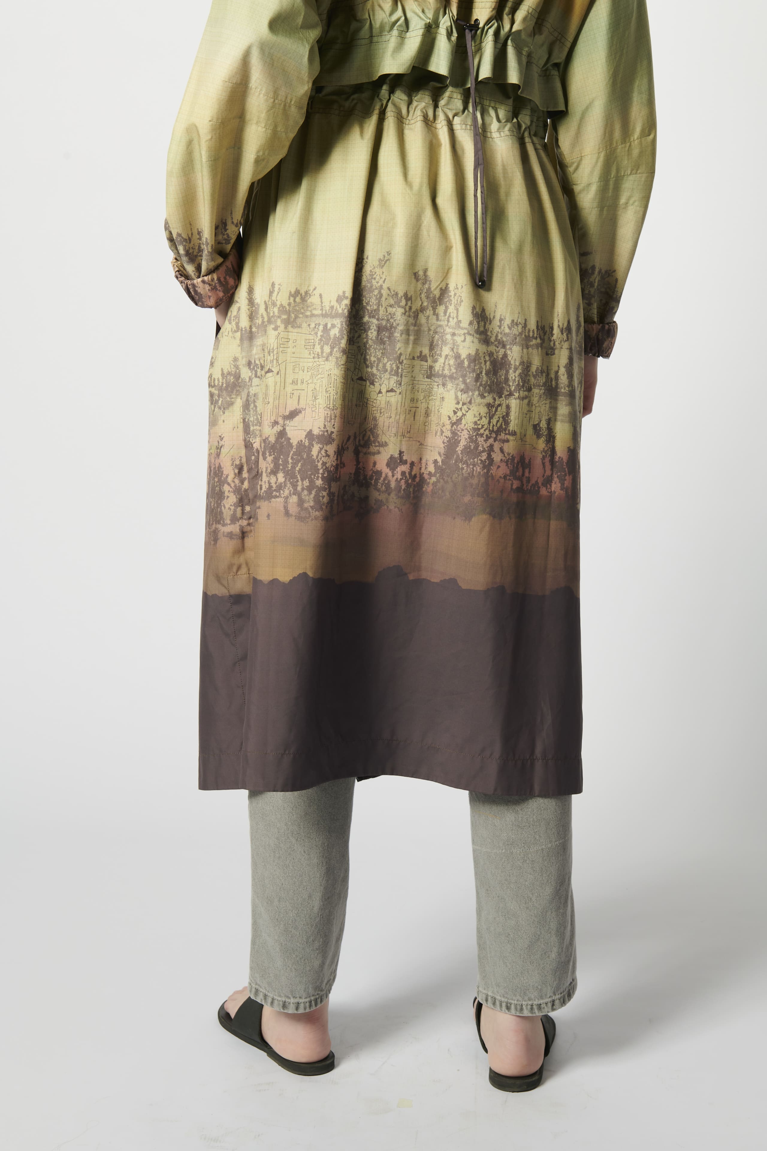 Vestido trench Amiens de la marca V-2026-901, estilo elegante, con diseño clásico y detalles de moda en la imagen.