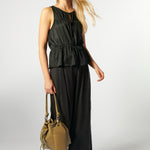Blusa Aisse negra de la marca P-2026-602, con diseño elegante y manga larga, mostrada en la imagen sobre maniquí.