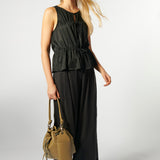 Blusa Aisse negra de la marca P-2026-602, con diseño elegante y manga larga, mostrada en la imagen sobre maniquí.
