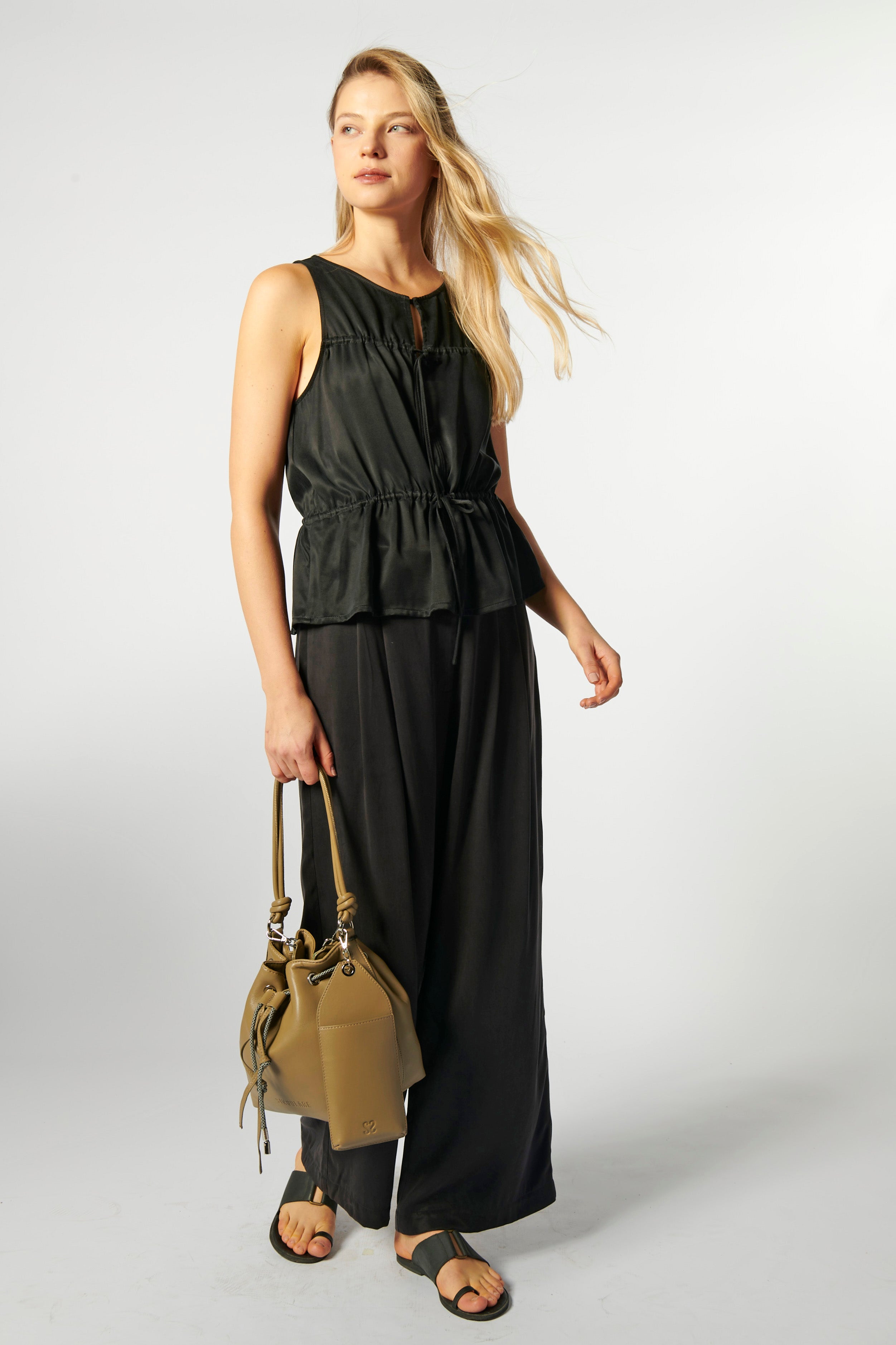 Blusa Aisse negra de la marca P-2026-602, con diseño elegante y manga larga, mostrada en la imagen sobre maniquí.