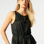 Blusa Aisse Black de la marca P-2026-602, en color negro, con diseño elegante y manga larga, vista frontal.