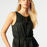 Blusa Aisse Black de la marca P-2026-602, en color negro, con diseño elegante y manga larga, vista frontal.