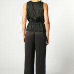 Blusa negra Aisse de la marca P-2026-602, con diseño sencillo y elegante, mostrada en la imagen.