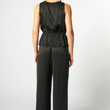 Blusa negra Aisse de la marca P-2026-602, con diseño sencillo y elegante, mostrada en la imagen.