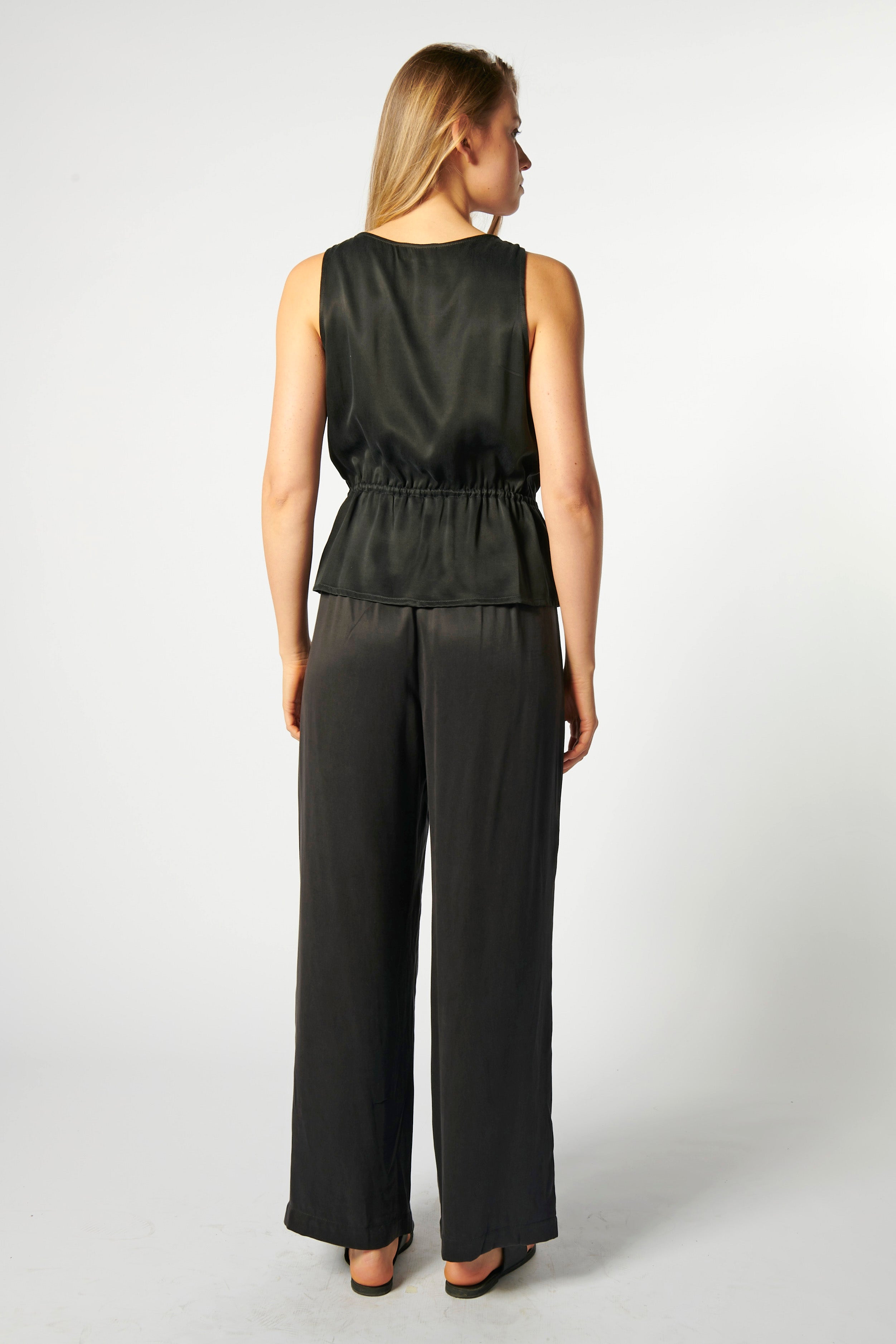 Blusa negra Aisse de la marca P-2026-602, con diseño sencillo y elegante, mostrada en la imagen.