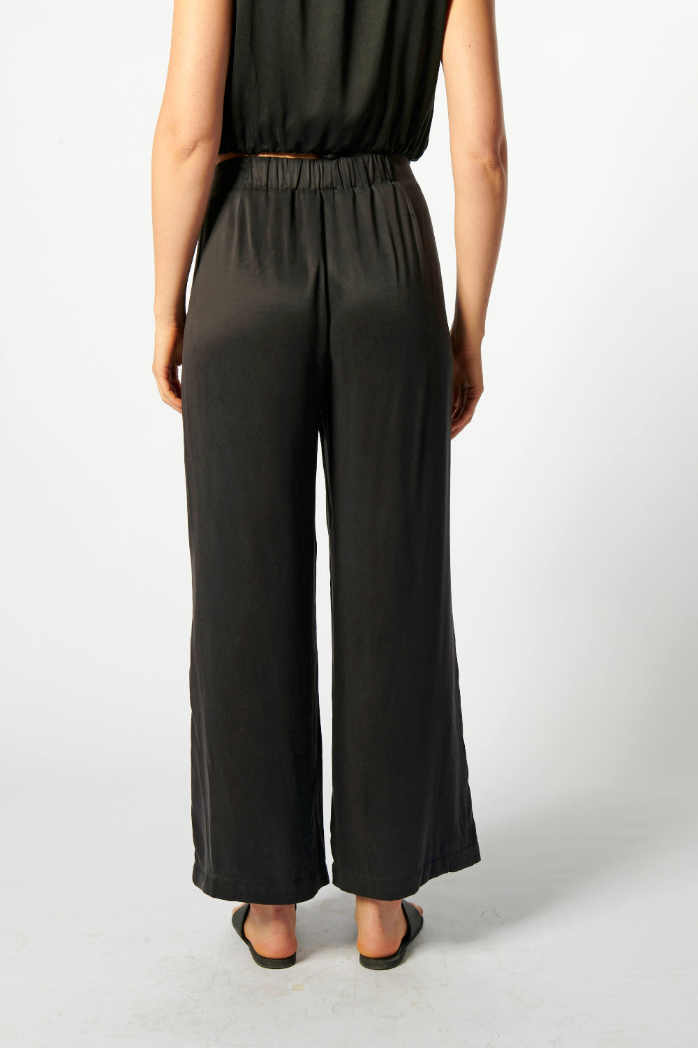 Pantalón Florence de la marca P-2026-808, pantalones de corte recto en color gris con bolsillos delanteros.