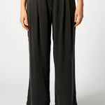 Pantalón Florence de la marca P-2026-808, pantalones de corte recto en color gris con bolsillos delanteros y cintura ajustable.