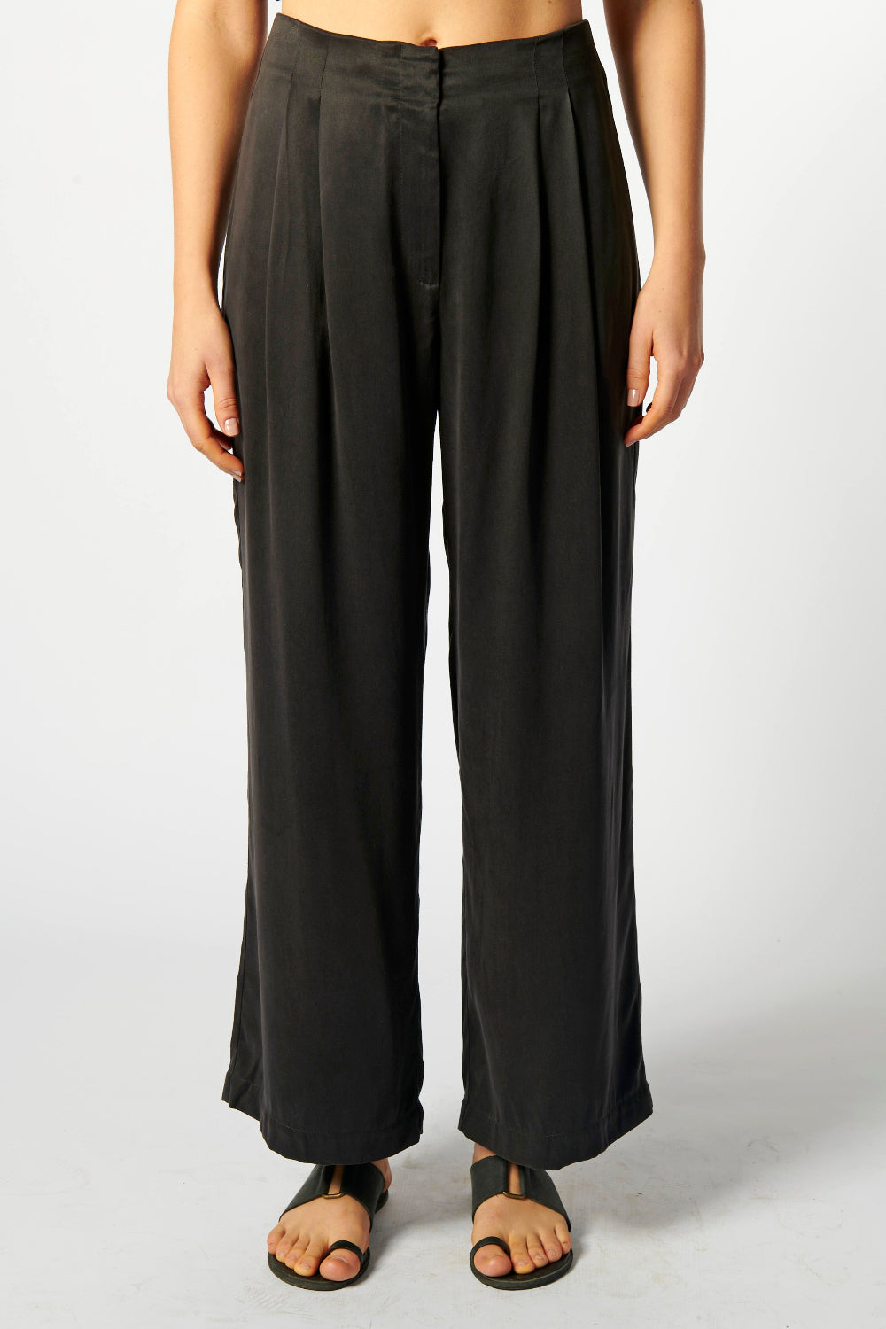 Pantalón Florence de la marca P-2026-808, pantalones de corte recto en color gris con bolsillos delanteros y cintura ajustable.