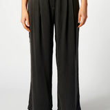Pantalón Florence de la marca P-2026-808, pantalones de corte recto en color gris con bolsillos delanteros y cintura ajustable.