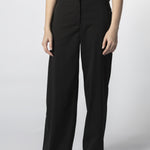 Vista frontal en primer plano de pantalón negro mujer estilo sastrero, pierna recta y pretina ancha
