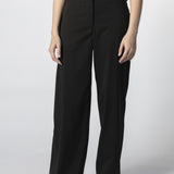 Vista frontal en primer plano de pantalón negro mujer estilo sastrero, pierna recta y pretina ancha