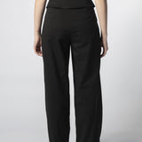 Vista trasera pantalón negro Parla con pinzas y pretina estructurada