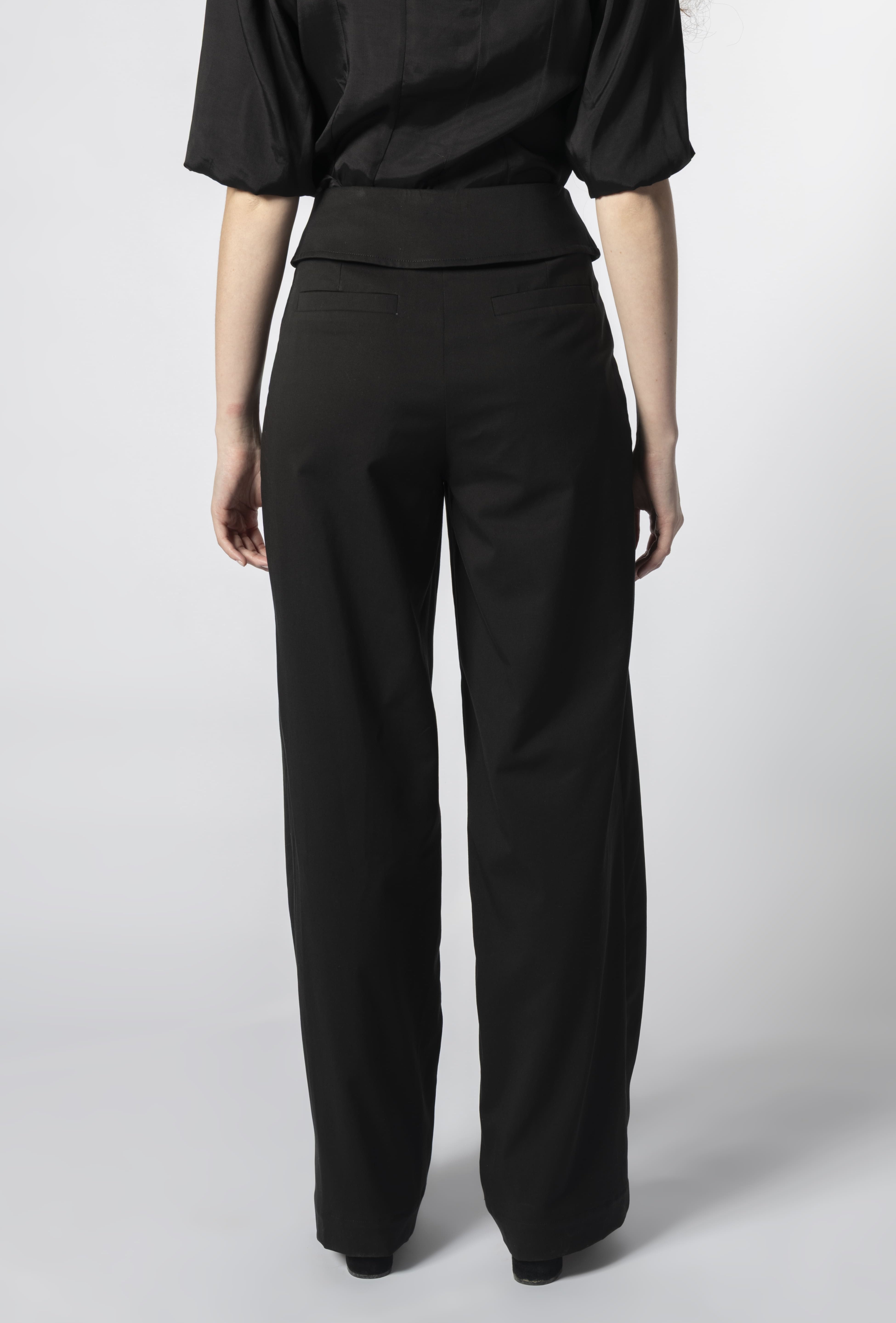 Vista trasera pantalón negro Parla con pinzas y pretina estructurada