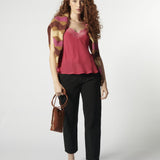 Modelo usando jeans mom fit negros 