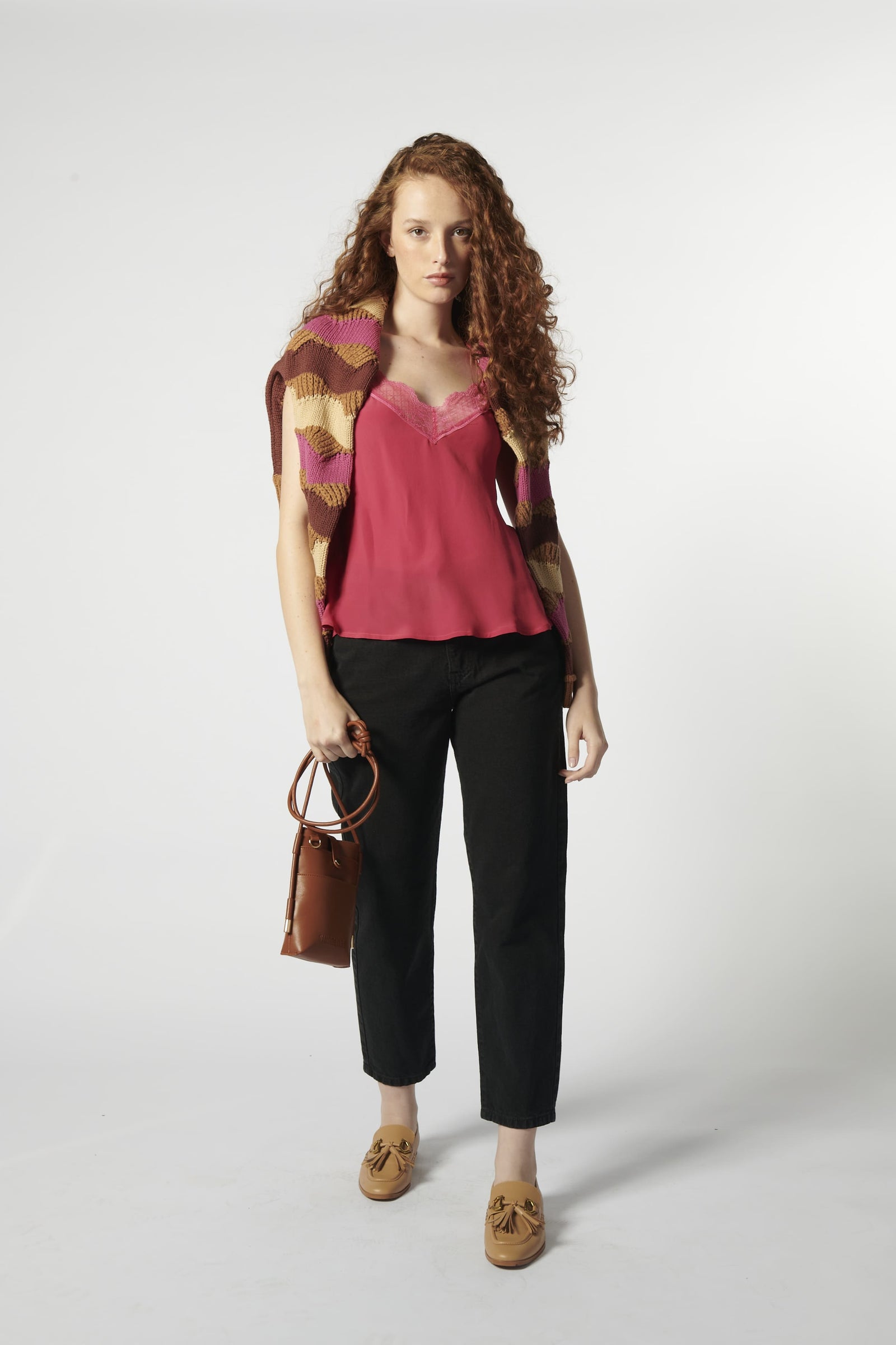 Modelo usando jeans mom fit negros 