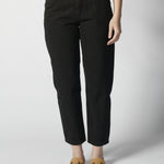 Modelo usando jeans mom fit negros zoom frontal