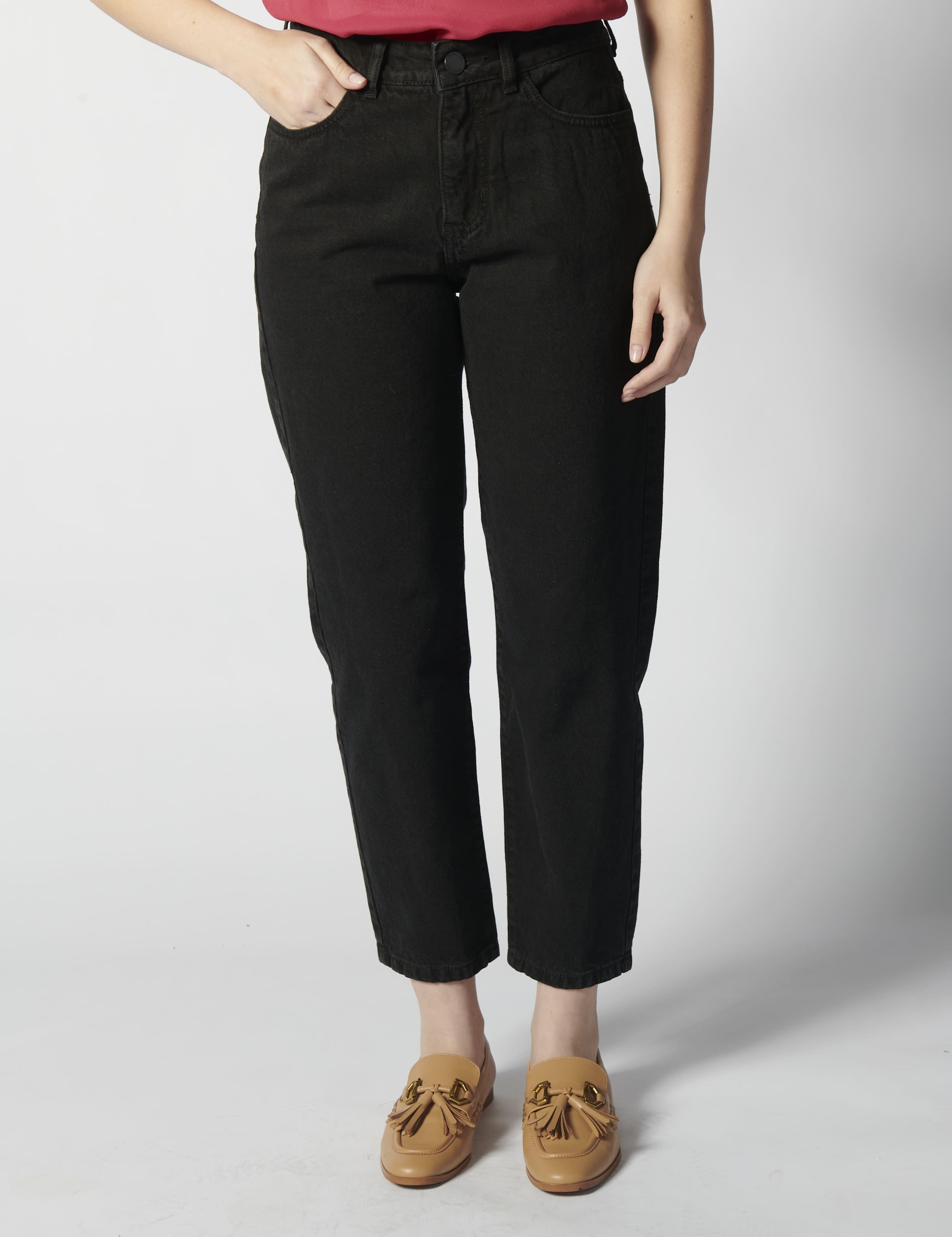 Modelo usando jeans mom fit negros zoom frontal