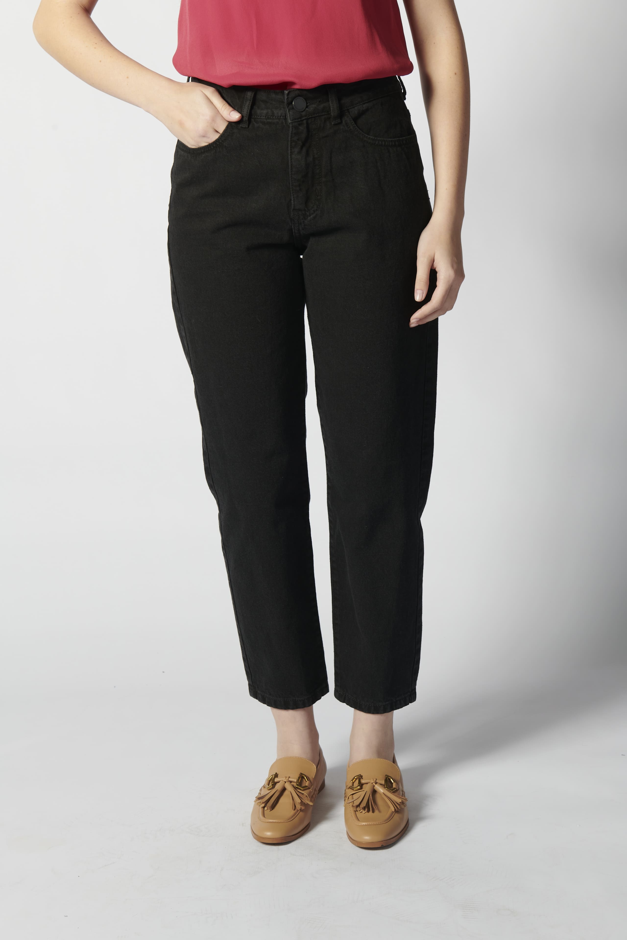 Modelo usando jeans mom fit negros zoom frontal