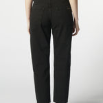 Modelo usando jeans mom fit negros detalle reverso