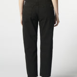 Modelo usando jeans mom fit negros detalle reverso