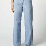Primer plano de pantalón con cinturón y calce perfecto de jeans relajado color celeste