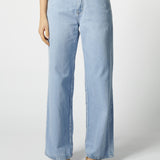 Primer plano de pantalón con cinturón y calce perfecto de jeans relajado color celeste