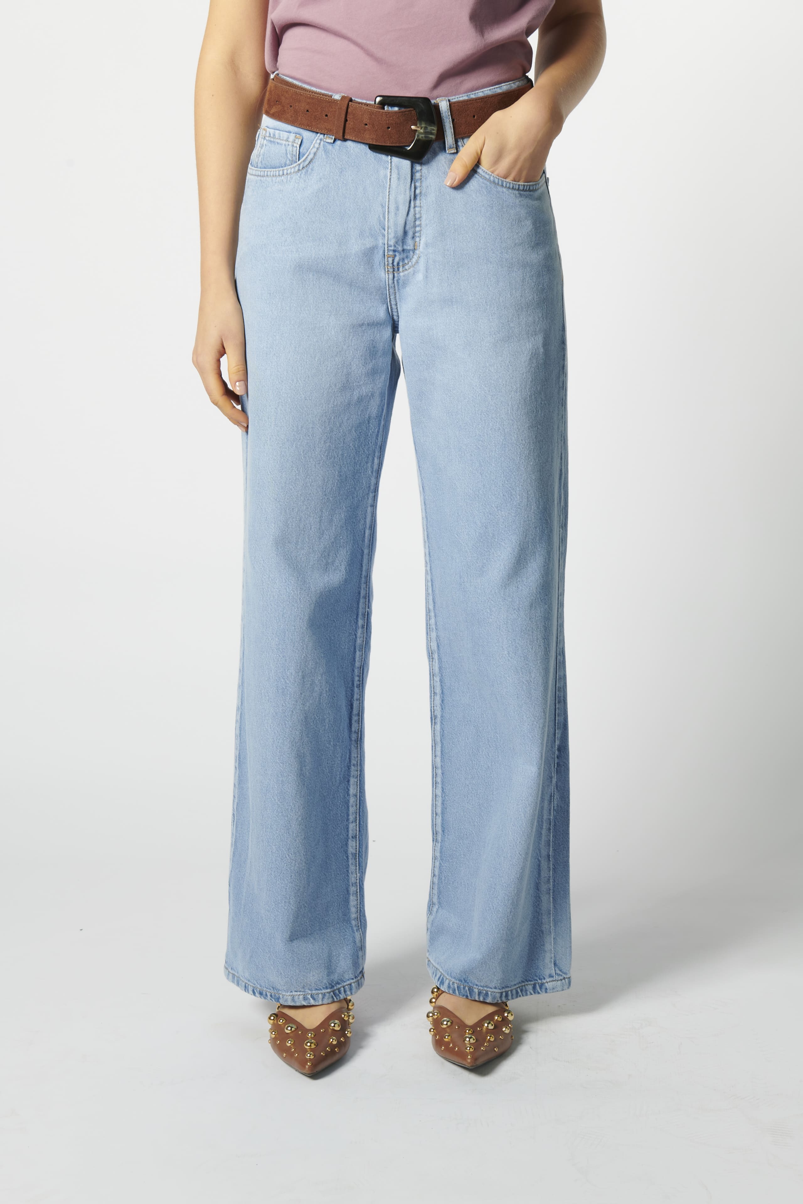 Primer plano de pantalón con cinturón y calce perfecto de jeans relajado color celeste