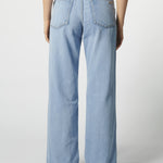 Vista trasera de jeans relajado color celeste con bolsillos grandes tipo parche.