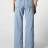 Vista trasera de jeans relajado color celeste con bolsillos grandes tipo parche.