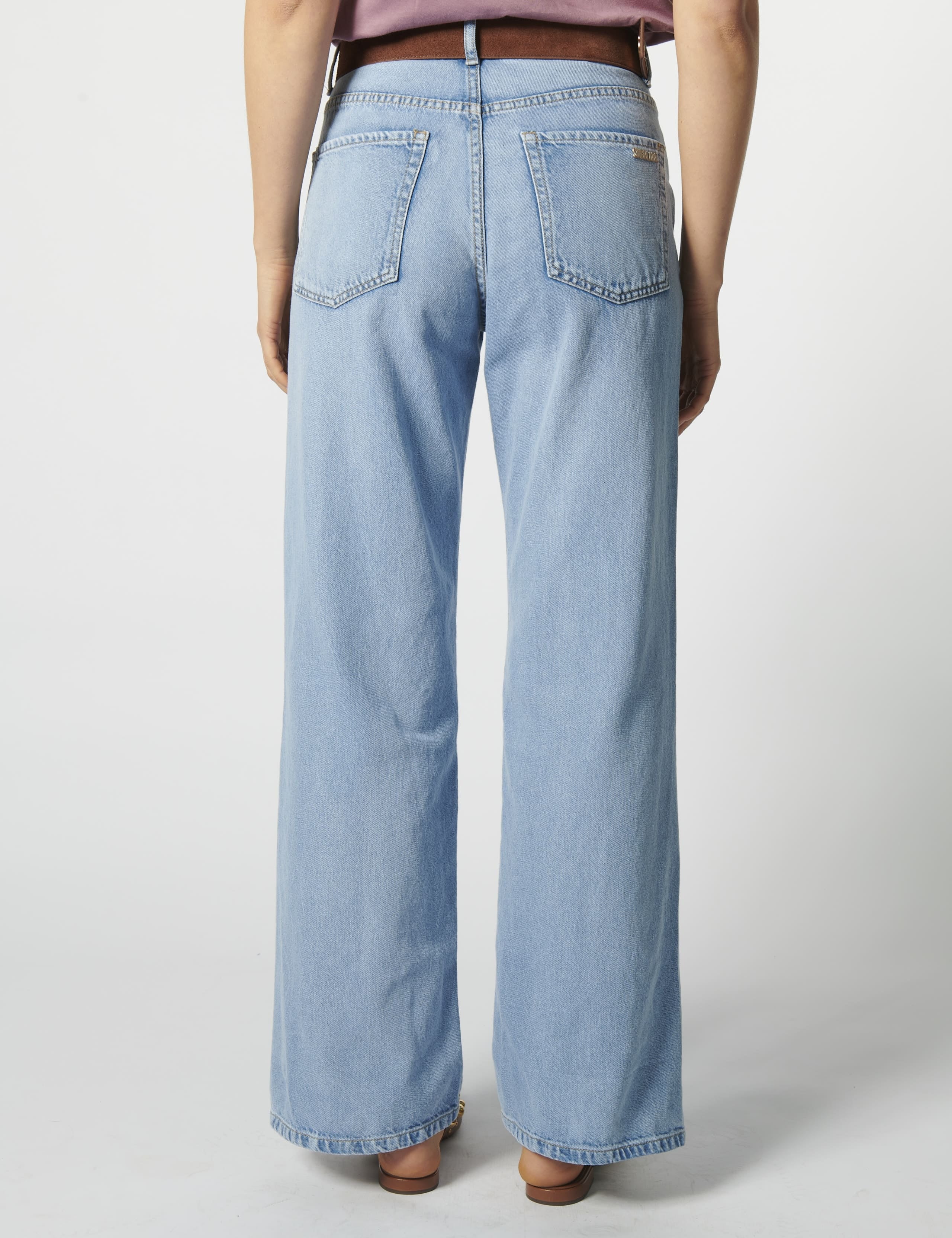 Vista trasera de jeans relajado color celeste con bolsillos grandes tipo parche.