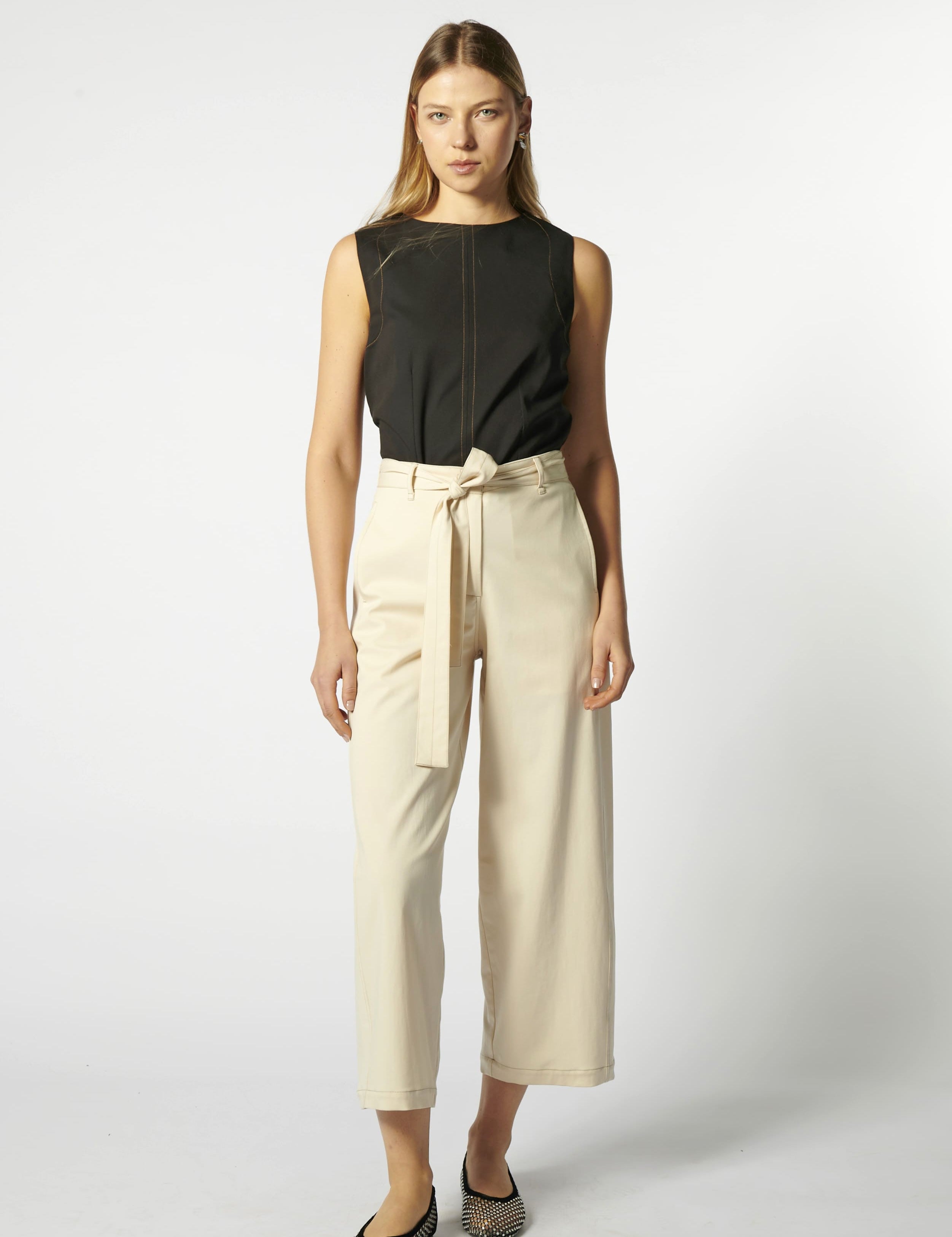 Pantalón Jacinta Crudo de la marca P-2026-809, pantalones de tela con corte recto y color crudo, visible en la imagen.