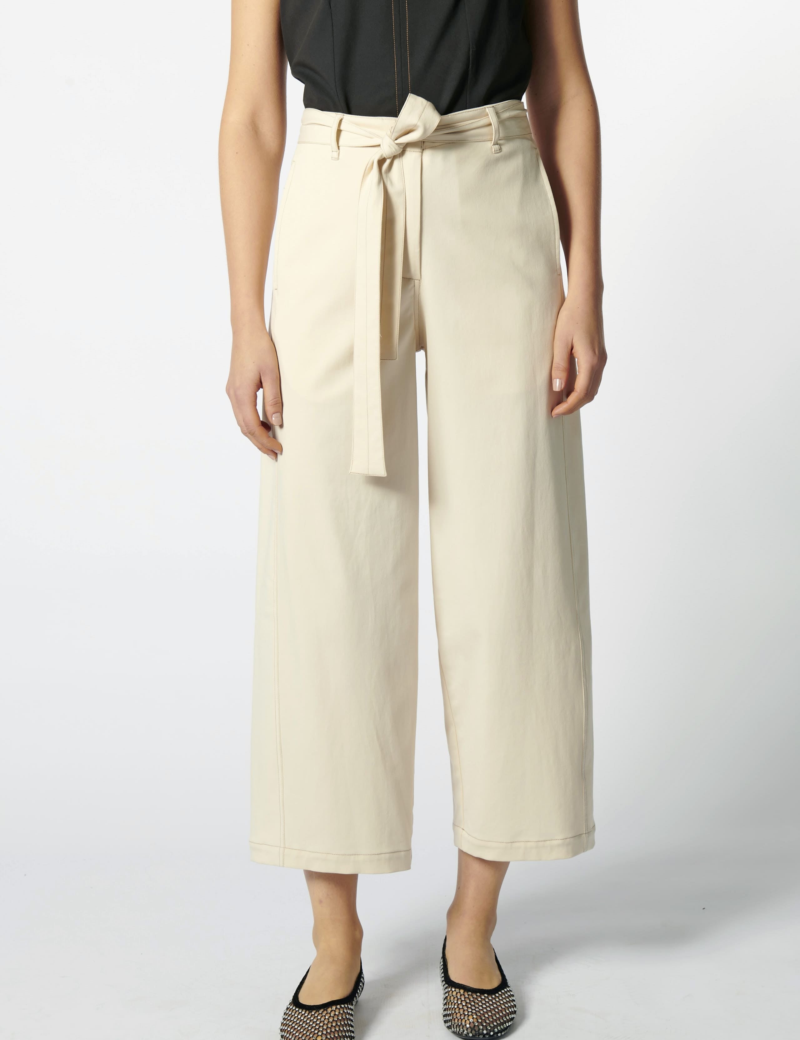 Pantalón Jacinta crudo de la marca P-2026-809, pantalones de corte recto con tela suave y elegante.