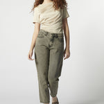 Modelo usando jeans mom fit gris 