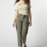 Modelo usando jeans mom fit gris 