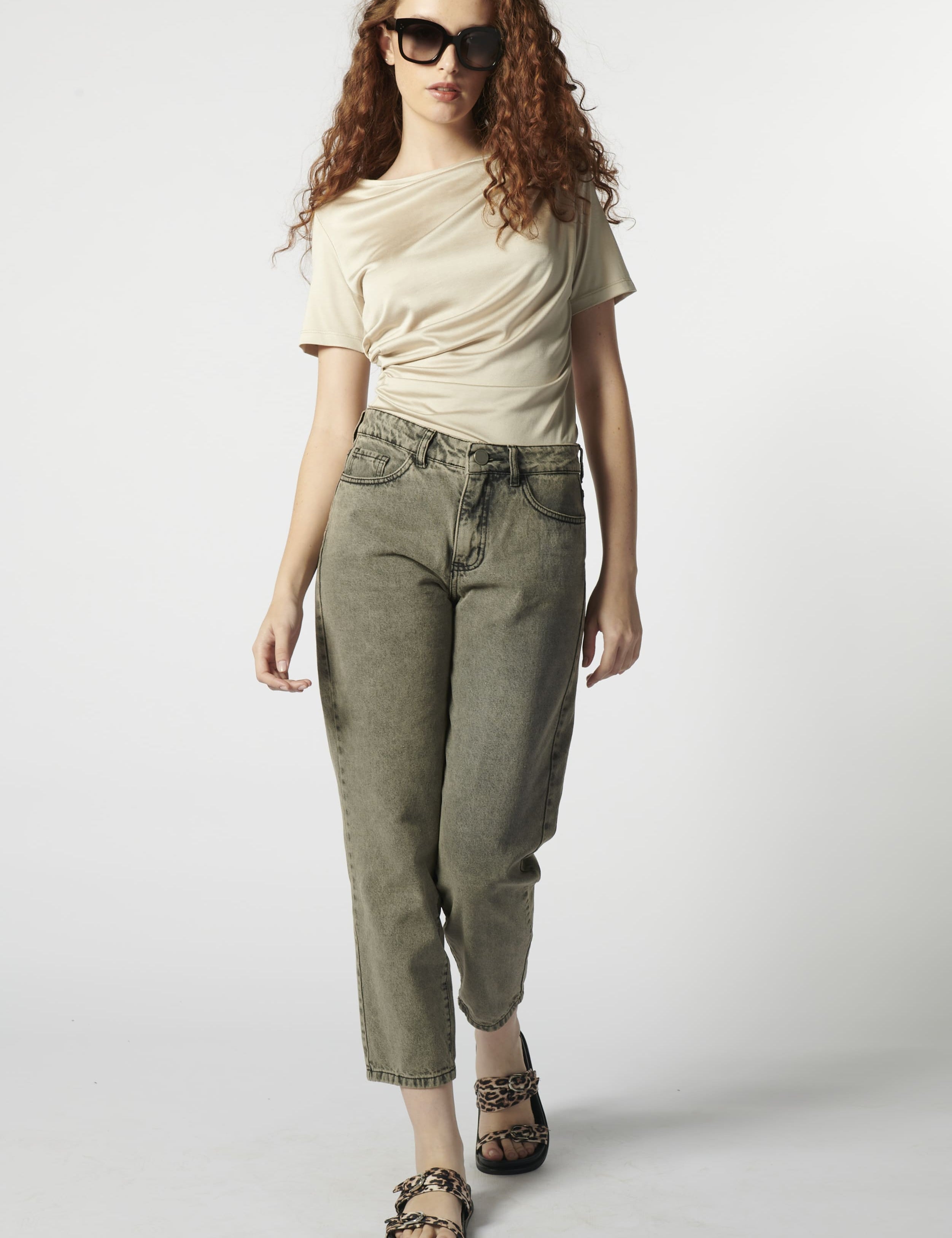 Modelo usando jeans mom fit gris 