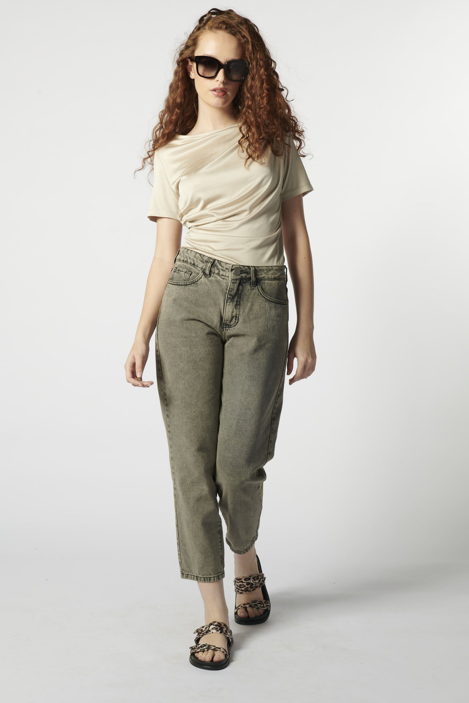 Modelo usando jeans mom fit gris 