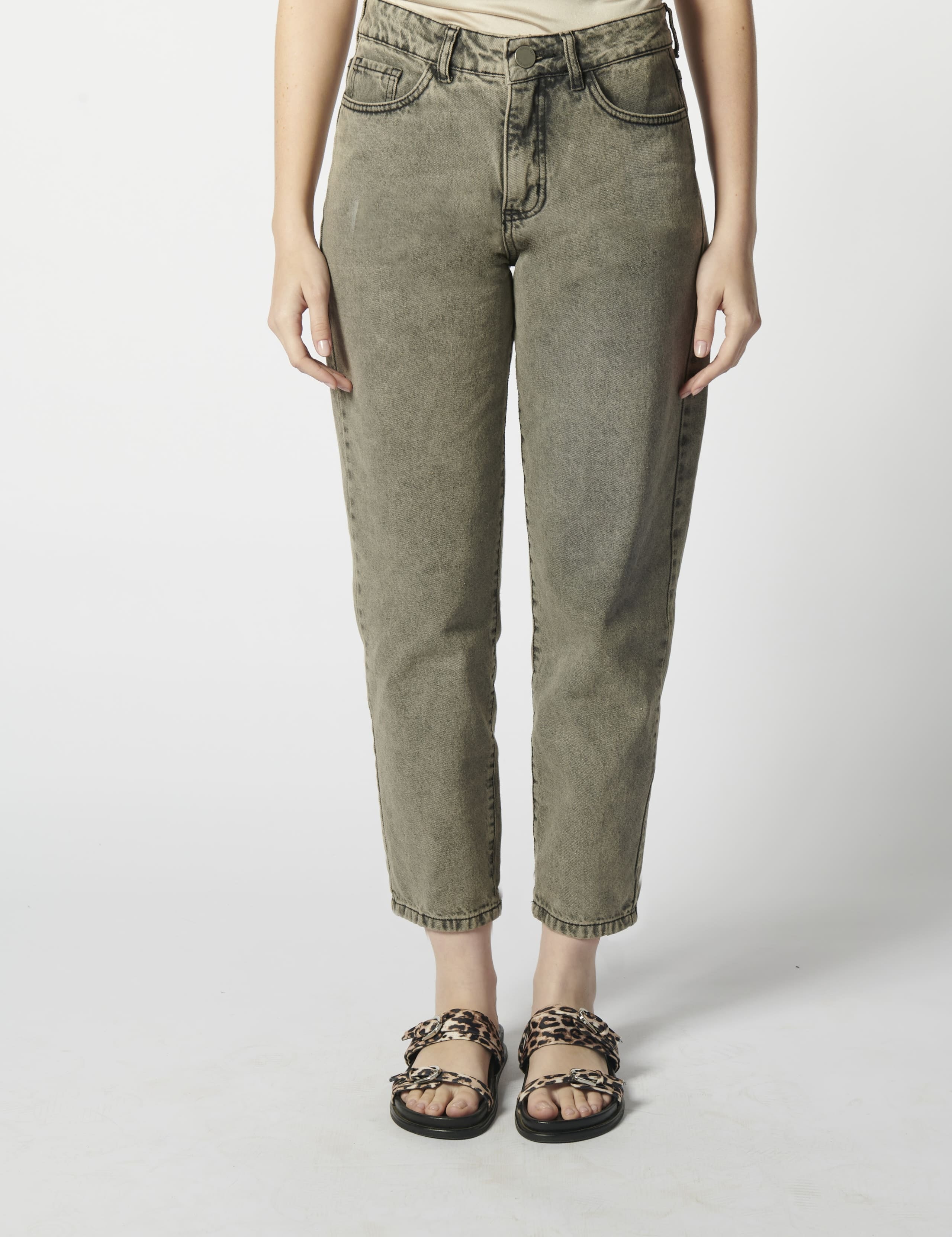 Modelo usando jeans mom fit gris detalle zoom