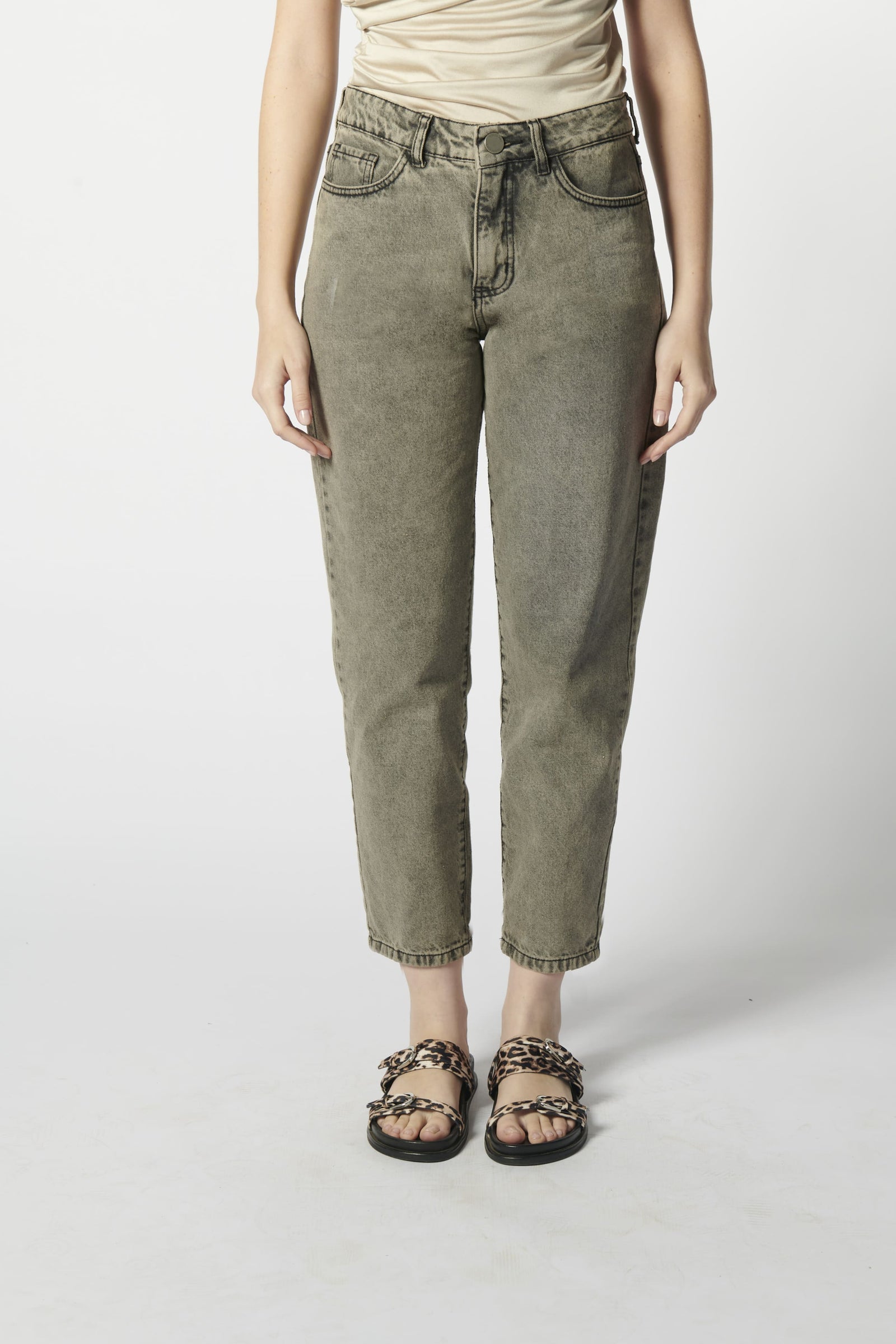 Modelo usando jeans mom fit gris 