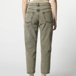 Modelo usando jeans mom fit negros detalle zoom posterior