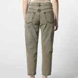 Modelo usando jeans mom fit negros detalle zoom posterior