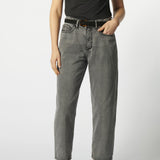 Primer plano jeans barrel gris con calce relajado.
