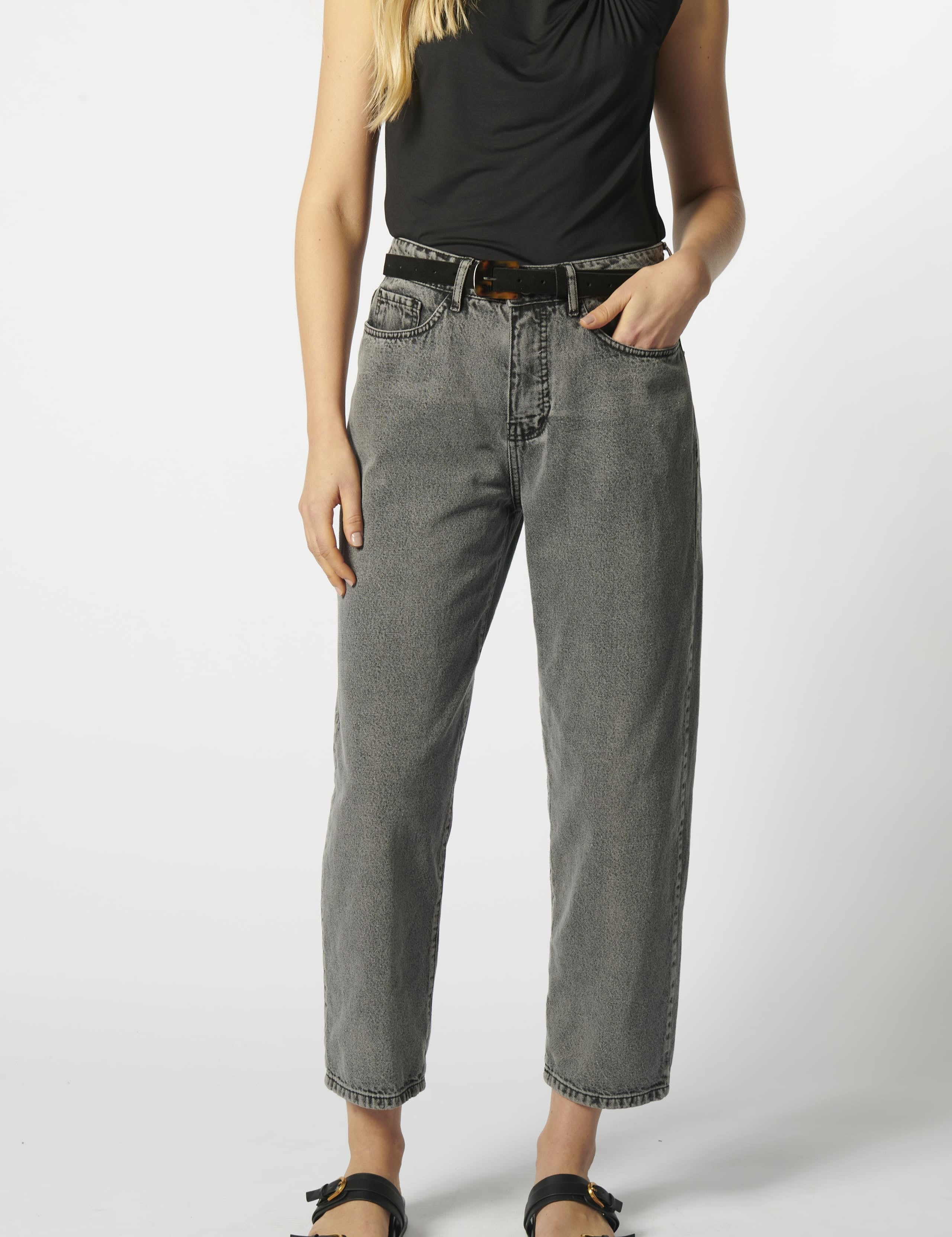 Primer plano jeans barrel gris con calce relajado.
