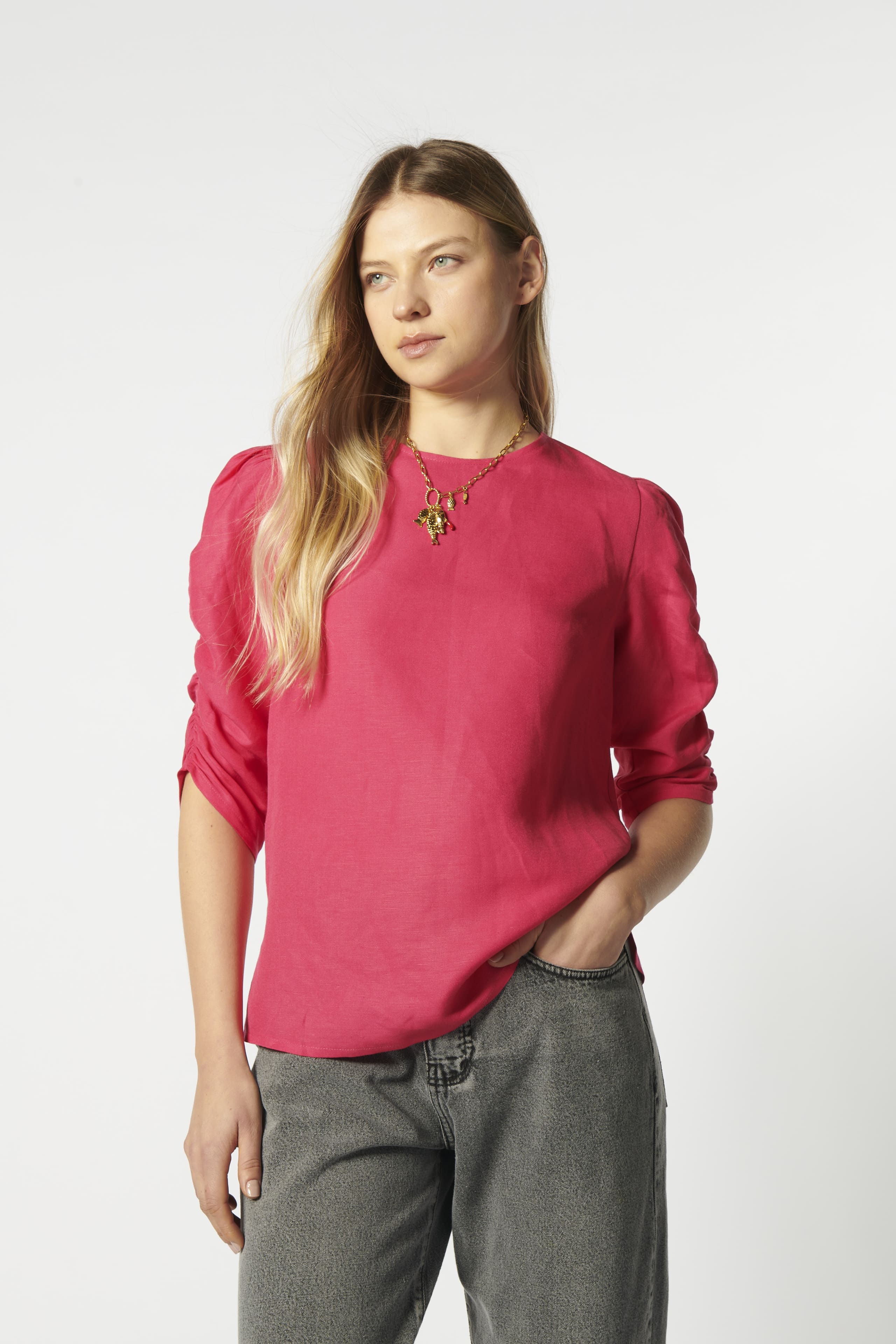 Blusa Mitchel de la marca EV-2026-610 en color blanco, con diseño elegante y detalles en la parte superior.